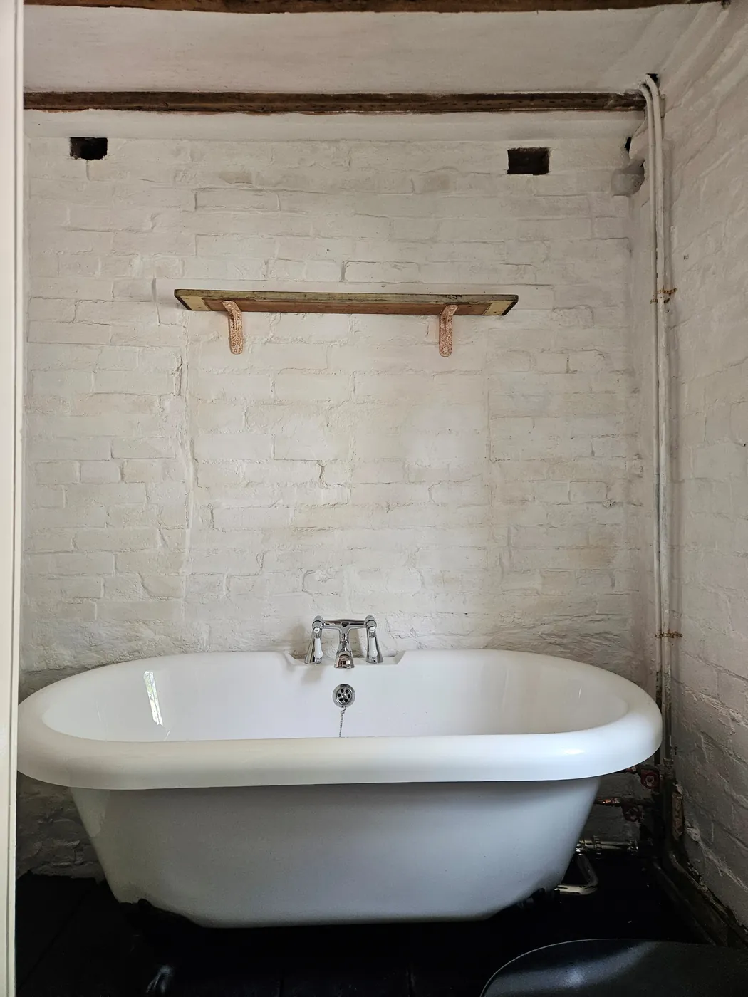Freestanding bath and plumbing installation